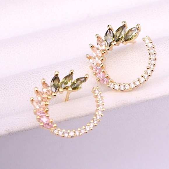 Gold and diamond stud earrings - Picture 1 of 2